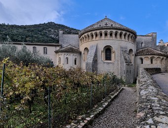 L'abbaye de Gellone - au centre le chevet de l'abbatiale