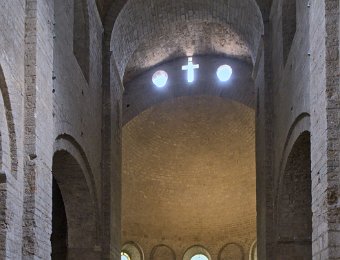 L'abbatiale- Intérieur en direction de l'autel