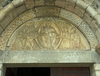 Tympan évoquant le chapître 4 de l'Apocalypse