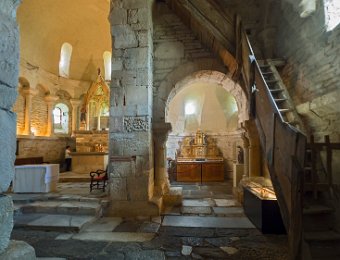 Une des absidioles en cul de four. A droite l'escalier menant au clocher