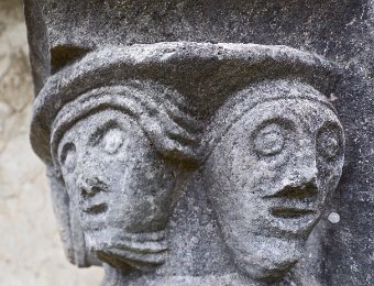 Scultures sur un pilier d'angle extérieur