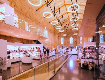 Espace commercial qui occupe l'ancienne église