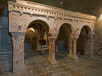 La tribune  On distingue un pilastre à gauche et à droite et des colonnes jumelées au centre