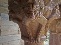 Chapiteau des colonnes de la galerie du cloitre  Les sculptures des chapiteaux de la galerie datent de la même époque mais ont été réalisées par des artistes différents