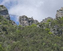 Chapelle Saint Sauveur et passerelle du chemin de randonnée  Construite au 15e siècle, la chapelle Saint-Sauveur servait de lieu de pèlerinage et de refuge spirituel. Elle est dédiée au Christ Sauveur, et elle jouait un rôle important dans la vie religieuse locale. Cette chapelle est un lieu de visite apprécié, non seulement pour son intérêt spirituel, mais aussi pour les vues spectaculaires qu'elle offre sur la vallée de la Roya et le village de Tende
