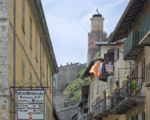 Ruelle  Les ruelles de Tende sont étroites, sinueuses et souvent pavées. Elles sont conçues pour maximiser l'espace dans le village, avec des maisons qui semblent presque se toucher au-dessus des rues, ce qui renforce le sentiment d'intimité et de protection.