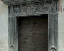 Porte au ninteau sculpté