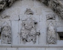 DSCF0286  L'église notre Dame - détail du fronton du portail