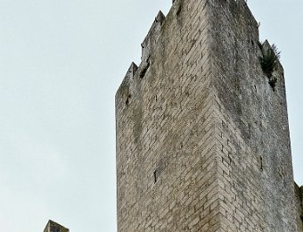 Vue d'un des tours  Les quatre tours sont de hauteur différente. La plus petite a 26 m de hauteur et la plus haute (côté sud-ouest) à 29 m de hauteur. Trois sont en saillie sur les angles.