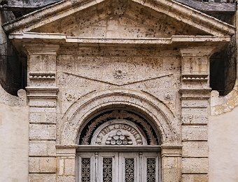 Porte de la façade Bransoulié  Au-dessus de la porte Bransouillié fait graver son nom, des sacs de farine et des minots (désignent les barils envoyés aux Antilles,puis par extension la farine très fine au XVIIIe siècle).