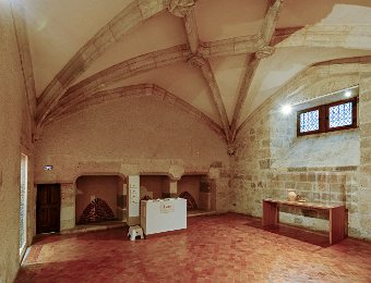 Salle présentant des pièces archéologique