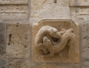 Sculpture sur les fondements des colonnes de la galerie