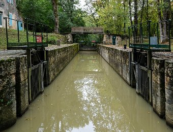 Une écluse  Le trafic commercial a cessé en 1952. La Baïse n'est plus utilisé que pour la plaisance entre Valence sur Baïse et le confluent avec la Garonne.