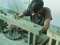 Ouvrier en cours de polissage