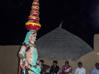 Danse "Bawhai"  Cette danse représente la dureté de la vie des femmes du désert transportant des récipients en terre cuite sur leur crâne pour rapporter de l’eau dans leur foyer. Cette danse se termine dans du verre pilé pour exprimer les épreuves qu'elles vivent  et leur aptitude à les endurer et à être heureuses dans l'adversité