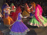 Danse "Ghoomer"  Les femmes somptueusement habillées sont issues de hautes castes.Le voile sur leur visage le cache des hommes. La chanson et les gestes sont une prière à leurs maris
