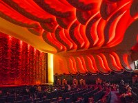 Salle de projection  La salle peut accueillir 1200 personnes. Elle offre plusieurs catégories de confort à des prix bien sûr différents, avec des places réservées pour les femmes seules