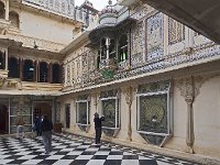 Zenana Mahal - La cour des paons  Les trois paons représentent trois saisons de l'été, de l'hiver à la saison des moussons