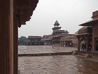 Le Panch Mahal (au milieu) bâtiment à 5 étages soutenus par 176 piliers  Autrefois, les ouvertures étaient fermées par des jalis (claustras) qui ont disparu.