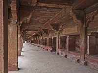 Lower Haramsara - vue d'une des galeries  Les anneaux de pierre ont probablement été utilisés pour la fixation de rideaux pour l'isolement d''espaces personnels.