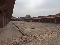 Lower Haramsara  Cette grande enceinte à colonnades était vraisemblablement destinée à loger les servantes du harem. Elle est semble-t-il a tord souvent considérée comme une écurie à chameaux et élephants