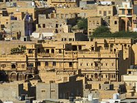 Vue du Haveli depuis la forteresse  Le Patwon ki Haveli est le plus important et le plus grand haveli de  Jaisalmer. Ce n'est pas un seul haveli mais un groupe de cinq petits havelis. Le premier d'entre eux, le plus grand et le plus grandiose, a été commandé et construit en 1805 par Guman Chand Patwa, alors riche négociant de bijoux et de brocart.