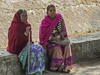 Femmes assises près d'un temple à Delhi