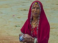 Femme photographiée du bus sur la route vers Agra
