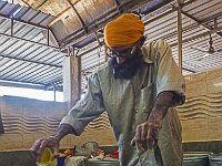 Boulanger sikh dans un temple à Delhi