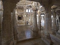 Vue de l'intérieur et des piliers sculptés  Il y a 1444 piliers et il n'y a pas 2  avec des sculptures identiques