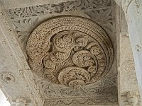 Sculpture au plafond : Représentation de Kalpavriksha  Kalpavriksha est un arbre divin qui exauce les souhaits dans la mythologie hindoue