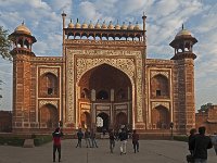 Pavillon d'entrée du site  La porte mesure 30m de haut