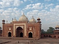 La mosquée  Il s'agit d'une construction en gré rouge inscrusté de marbre blanc.