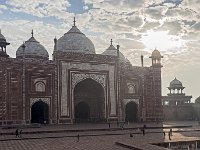 Lever de soleil sur le pavillon des invités  Le Mihman Kana est situé à l'est du site