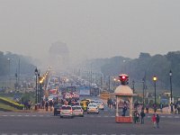 Avenue dans New Delhi et au fond l'arc de triomphe vu à travers la pollution