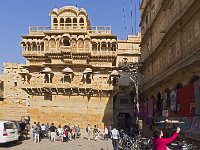 Façade du palais royal (Moti Mahal) et place royale  La place correspond à l'ancienne cour du palais qui servait à la revue des troupes