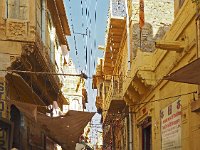 Rue à l'intérieur de la forteresse  Les rues sont étroite (maximum 3m de largeur) et les bâtiments construits en encorbellement pour limiter la pénétration du soleil