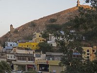 Fortification sur crête et vue de la ville