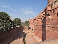 Mur d'enceinte et douves  Les remparts, constitués d'une double enceinte, font 2,5 km de long et 21 mètres de haut