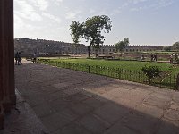 Vue de l'esplanade du palais de Jahangir . Au fond à droite, l'ancienne zenana (palais des femmes)  d'Akbar, aujourd'hui en ruine