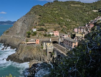 La gare  Derrière la gare, le long de la mer, la via dell'amore, chemin en corniche qui relie Riomaggiore à Manarola
