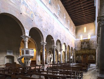 Vue intérieure, à gauche la chaire