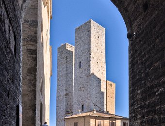 Arrivée sur la piazza del Duomo- Au fond, les tours jumelle de Salvucci