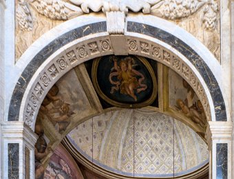 Basilica di San Domenico -Chapelle de Sainte Catherine  Autel avec Evanouissemet et extase de Sainte Catherine  Au fond dans la vitrine au dessus de l'autel la tête relique de Sainte Catherine