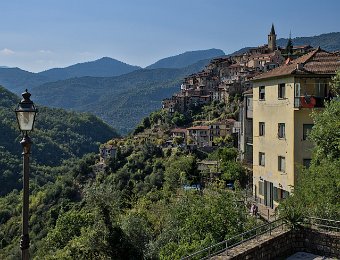 Apricale- vue depuis la route d'accès