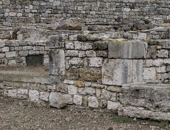 Maison romaine du cryptoportique  Il s'agissait d'une maison privée raffinée édifié à la fin du 2è siècle avant JC