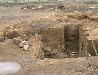 Tombe de la main d'argent  Deux mains moulées en argent ont été découvertes dans cette tombe, d'où son nom