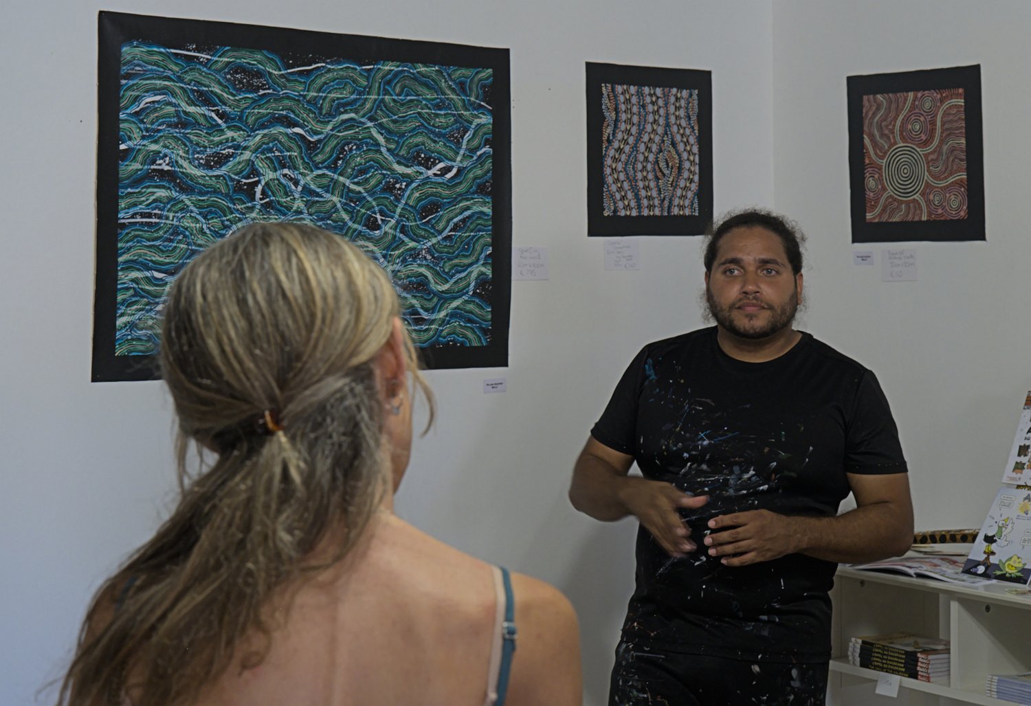 Hart répondant à une visiteuse