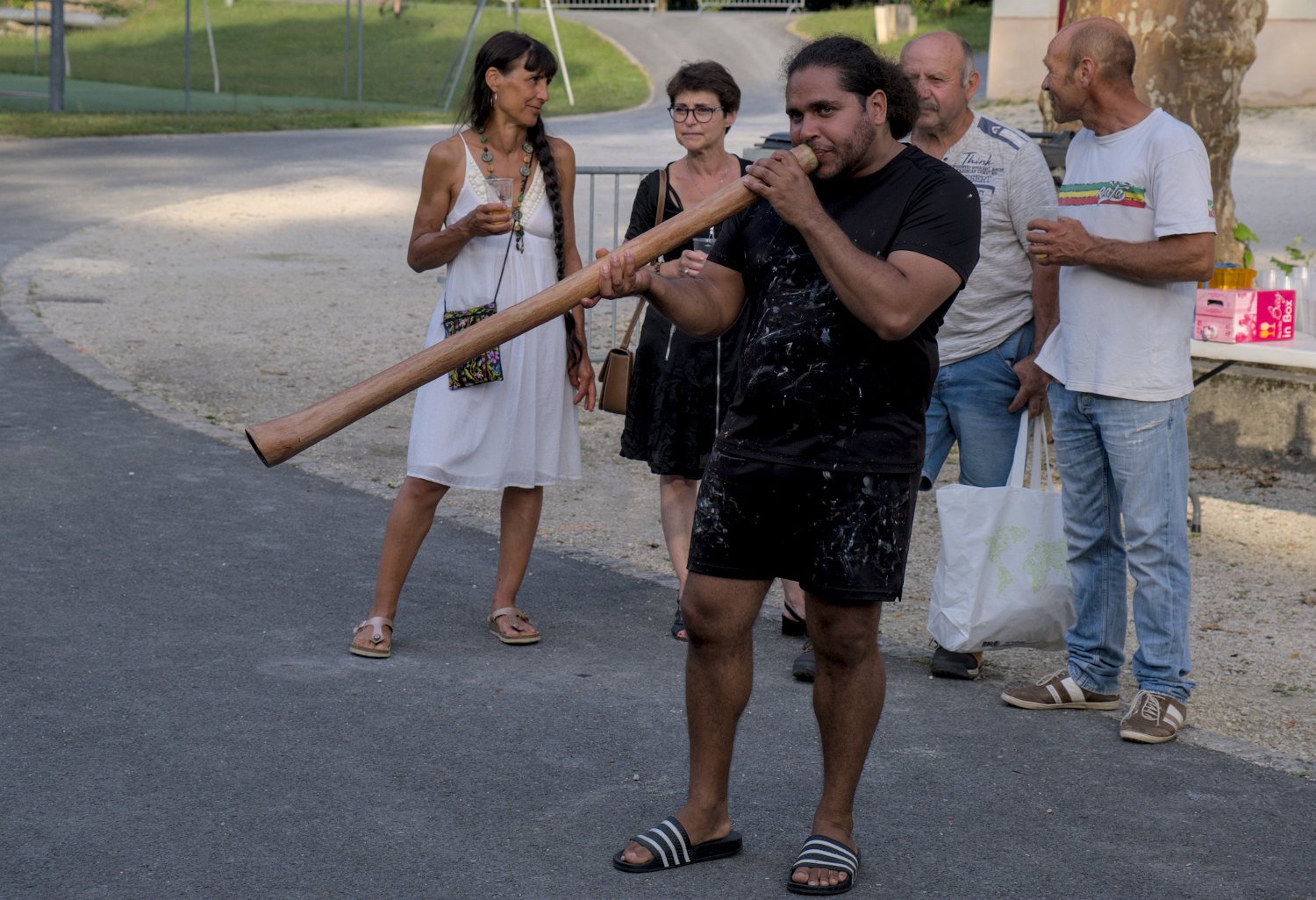 Hart jouant du didgeridoo