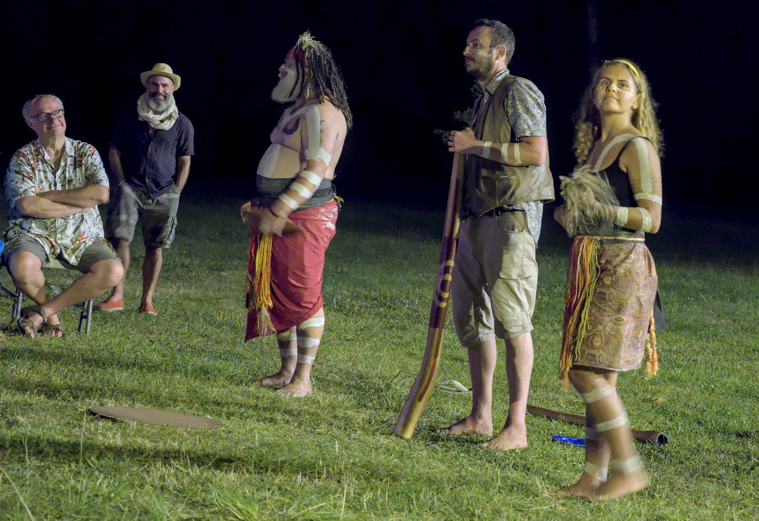 Goompi expliquant le sens d'une danse aux spectateurs